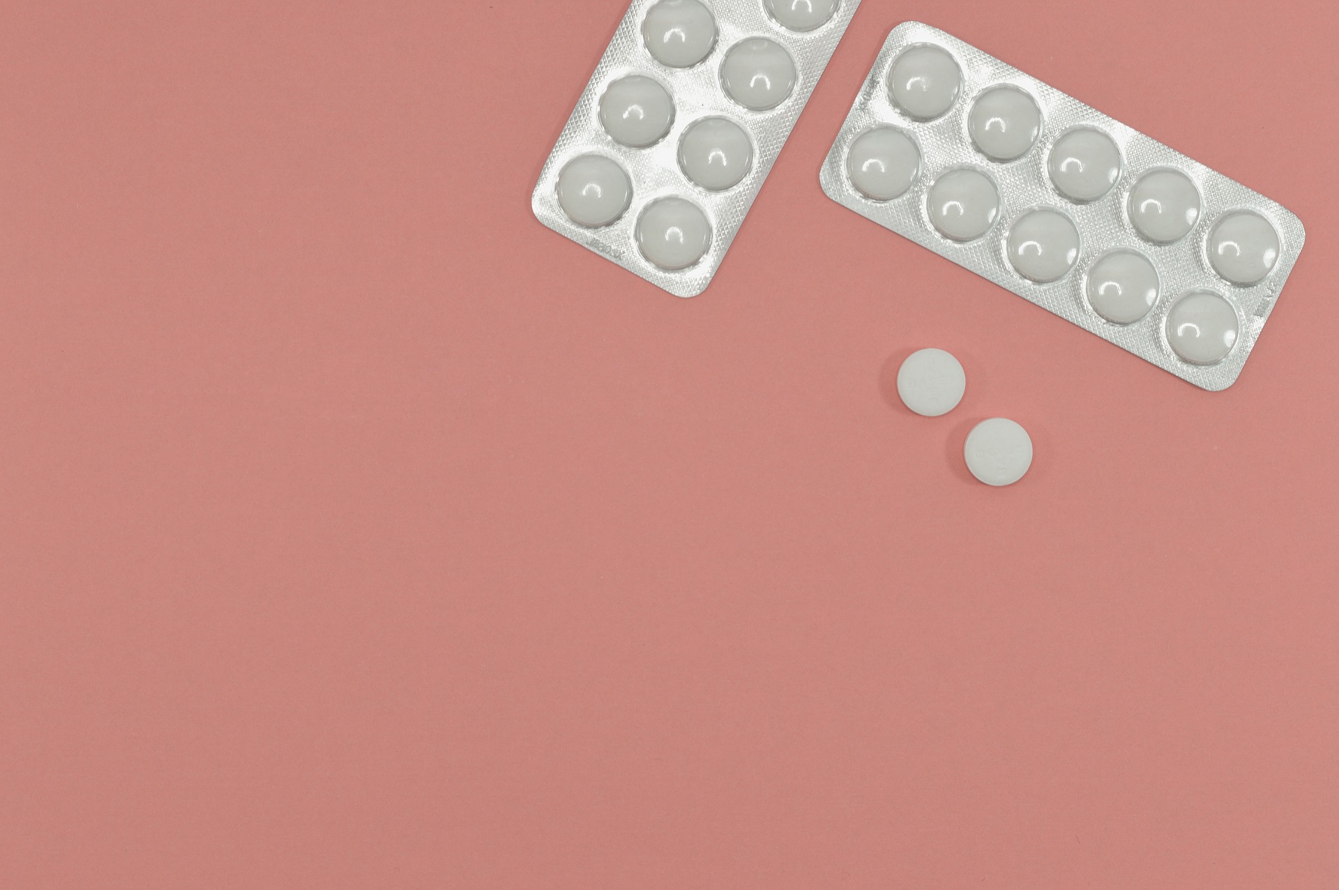 farmaci con sfondo rosa.jpg